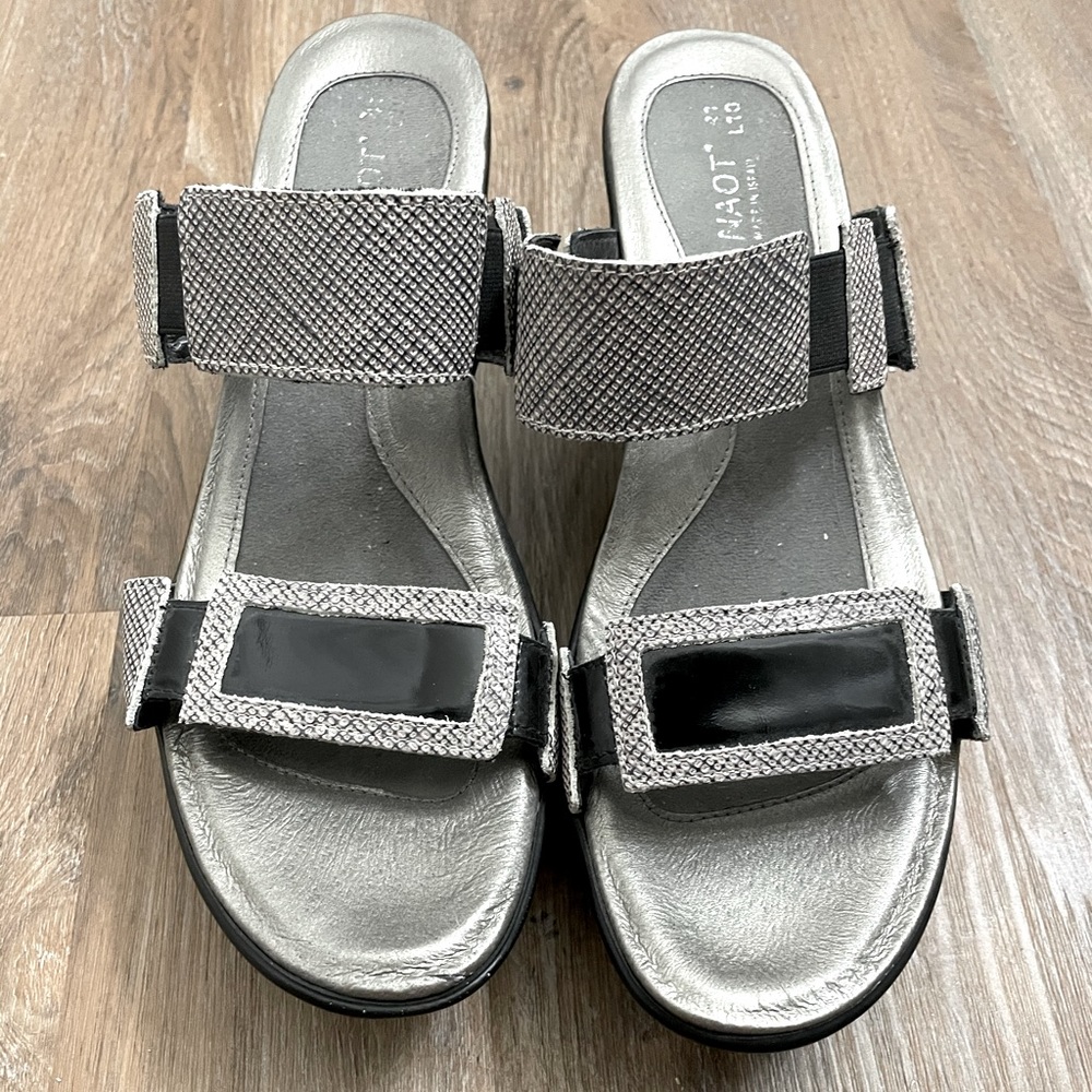 Grey/Black Wedges